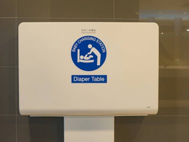  Portatif bebek bezi masa duvar arka planda, Bebek bir havaalanında umumi tuvalet İstasyonu değiştirme