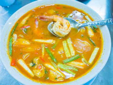Tom Yam Kung veya Tom Yum Goong, dünya çapında ünlü Tayland yemekleri yemek mutfağı, baharatlı çorba, karides, Hindistan cevizi sütü, havlıcan, kişniş, limon otu, maydanoz, domates, soğan, Güney Afrika'da bir kabile kireç yaprakları, soğan, mantar, biber ve soğan, karides sp üzerinde