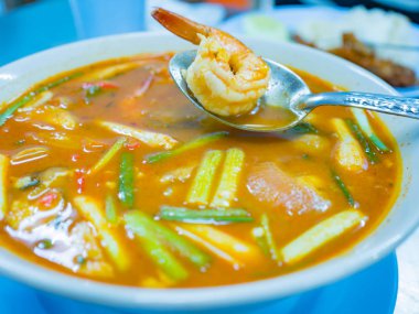 Tom Yam Kung veya Tom Yum Goong, dünya çapında ünlü Tayland yemekleri yemek mutfağı, baharatlı çorba, karides, Hindistan cevizi sütü, havlıcan, kişniş, limon otu, maydanoz, domates, soğan, Güney Afrika'da bir kabile kireç yaprakları, soğan, mantar, biber ve soğan, karides sp üzerinde