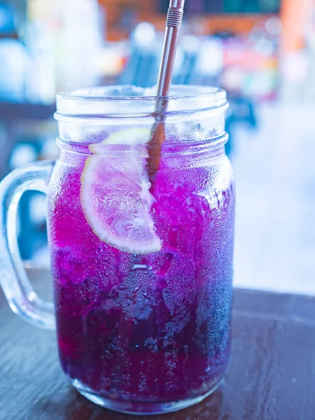 Mor kelebek bezelye çiçeği çayı saplı şeffaf cam kireç bir parçası ile buz