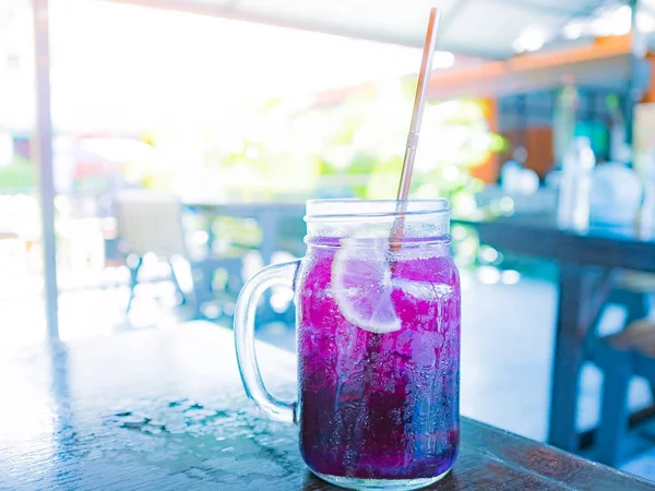 Mor kelebek bezelye çiçeği çayı saplı şeffaf cam kireç bir parçası ile buz