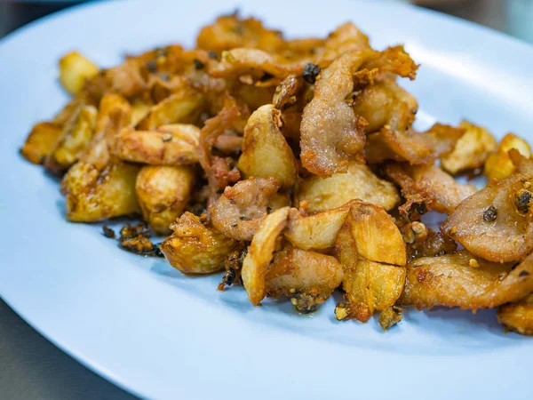 Kızarmış domuz mavi plaka sarımsak biber ile