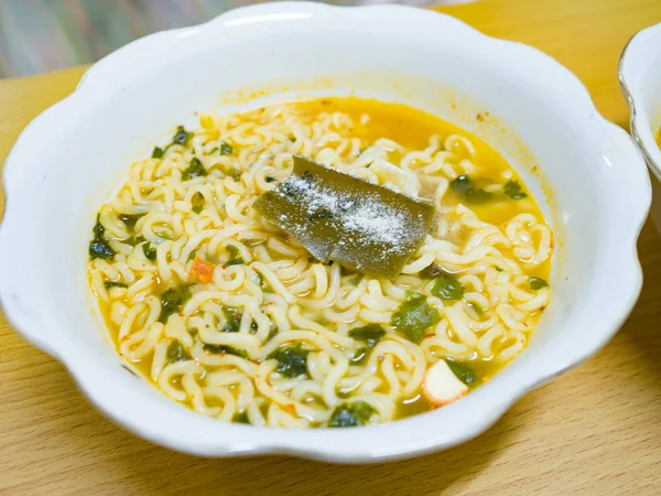 Fideos Instantáneos Cocinados Estilo Coreano Con Algas Tazón Blanco —  Fotos de Stock