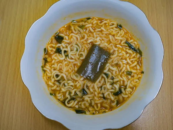 Masakan Mie Instan Gaya Korea Dengan Rumput Laut Mangkuk Putih — Stok Foto
