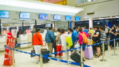 yolcu ve turistik bulanıklık görüntü Queueing'de check-in sırasında terminal kalkış Havaalanı Havayolu sayacında