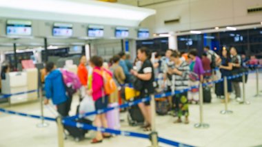 yolcu ve turistik bulanıklık görüntü Queueing'de check-in sırasında terminal kalkış Havaalanı Havayolu sayacında