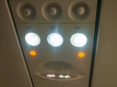 kontrol paneli denetimi yükünü ayarlama klima ve ışıklar için uçak kabinde geçiş yok Sigara İçilmez işareti ve emniyet kemeri işareti okumak için. çağrı hostes veya hizmetine steward için turuncu düğmesine.