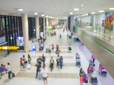 varış Havaalanı, yolcu ve gezgin tutun Bagaj bina terminal görüntü Bulanıklığı, arabası çanta çıkmak için bas 