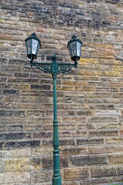 Eski fener tuğla duvar. Yeşil Fener iki ışık ampuller ile. Prag, Hradcany duvar kale.