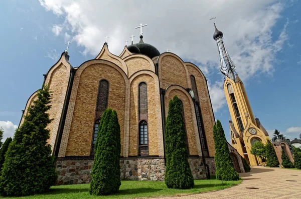 Сучасна православна церква з куполами, побудованими з цегли. Велика дзвіниця біля дверей . — стокове фото