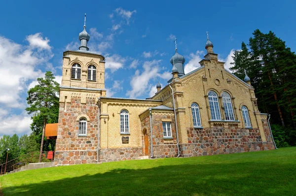 Alte orthodoxe Kirche mit Kuppeln, aus Ziegeln gebaut. — Stockfoto