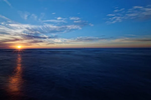 Sonnenuntergang über dem Meer. farbenfroher Himmel und Wellen auf See. polen, jastrzebia gora — Stockfoto