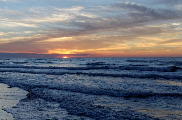 Sonnenuntergang über dem Meer. farbenfroher Himmel und Wellen auf See. polen, jastrzebia gora — Stockfoto