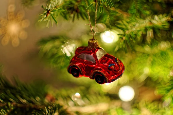 Маленька червона машина на ялинці. Різдвяна прикраса . — стокове фото