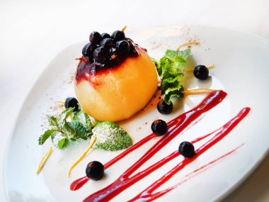 Reçel ve krema şeker ile pişmiş elma. Tatlı. Yeşil nane yaprağı. Karamel Sos.