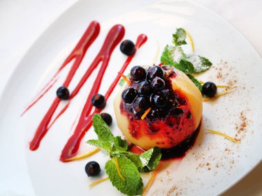 Reçel ve krema şeker ile pişmiş elma. Tatlı. Yeşil nane yaprağı. Karamel Sos.