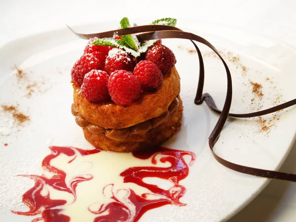 Ahududu ve vanilya soslu kek