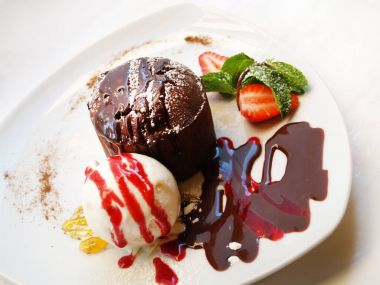 Dondurma ve reçel ile beyaz tabakta sıcak tatlı fondan çikolata lav kek