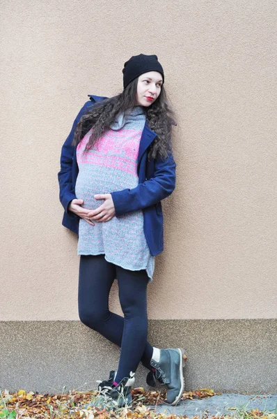 Hamile kadın. Gebelik. Sevimli beyaz hamile kadının fotoğrafını.