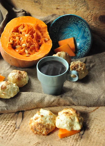 Kopp kaffe med färska bageri, pumpa på träbord — Stockfoto