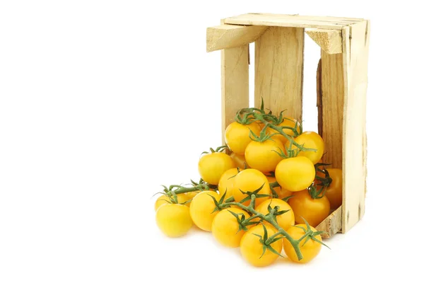 Pomidory świeże holenderski żółty "smaczny tom" na winorośli w drewnianej skrzyni — Zdjęcie stockowe