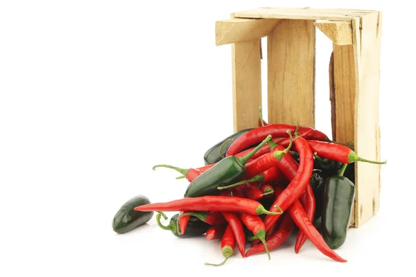Röd het chili och paprika (jalapeno) i en trälåda — Stockfoto