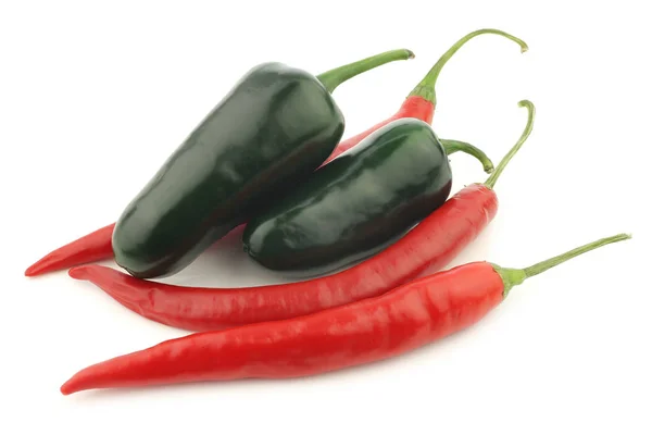 Red hot chili i zieloną paprykę (jalapeno) — Zdjęcie stockowe