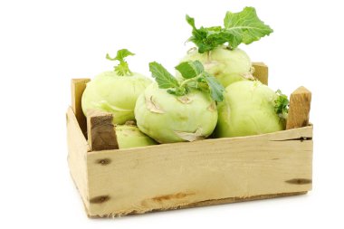 Biraz yeşillik içinde ahşap bir krater ile taze hasat yetiştirilmektedir