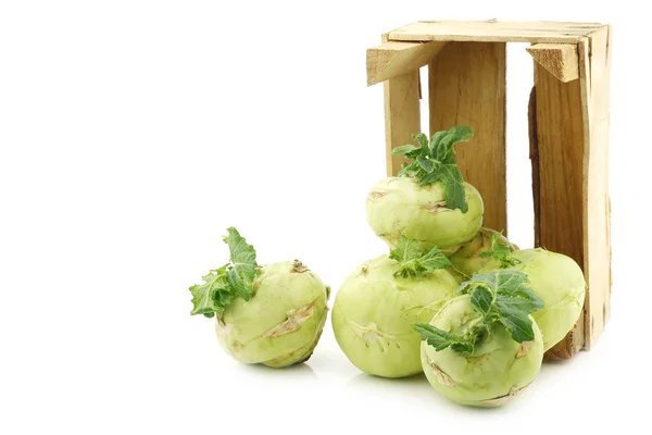 Frisch geernteter Kohlrabi mit etwas Laub in einer Holzkiste — Stockfoto