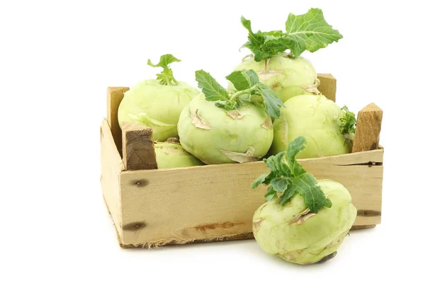 Kohlrabi recién cosechado con un poco de follaje en una caja de madera — Foto de Stock