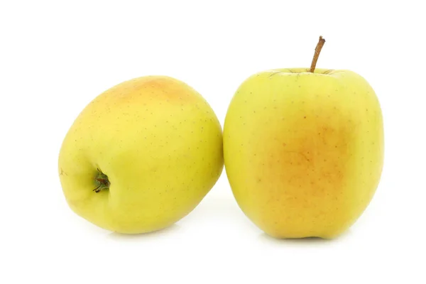 Deux pommes jaunes fraîches — Photo