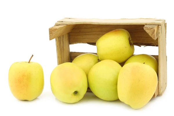 Manzanas amarillas frescas y una cortada en una caja de madera —  Fotos de Stock