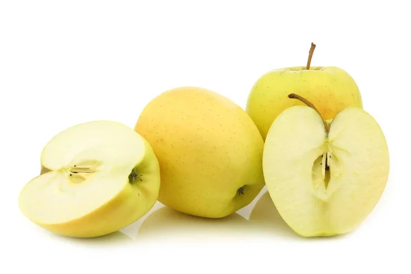 Manzanas amarillas frescas y una cortada en una caja de madera —  Fotos de Stock