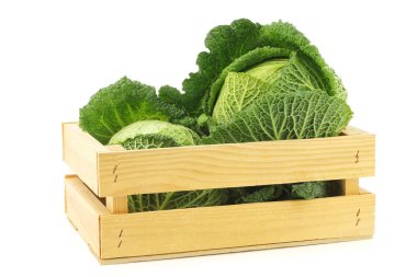 tahta bir sandık içinde taze yeşil lahana