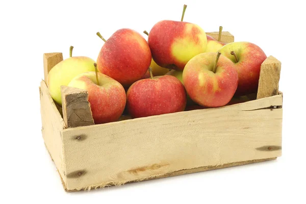 Manzanas rojas y amarillas frescas en una caja de madera —  Fotos de Stock