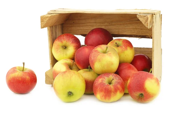 Fresh red and yellow apples in a wooden crate — Stock Photo, Image