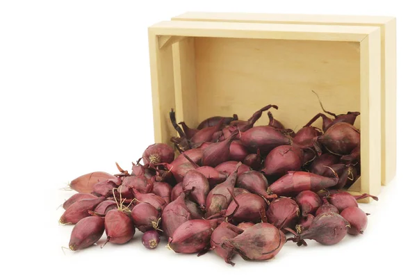 Oignons rouges dans une boîte en bois — Photo