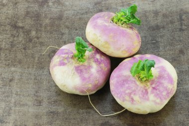 Taze hasat bahar şalgam (Brassica rapa)