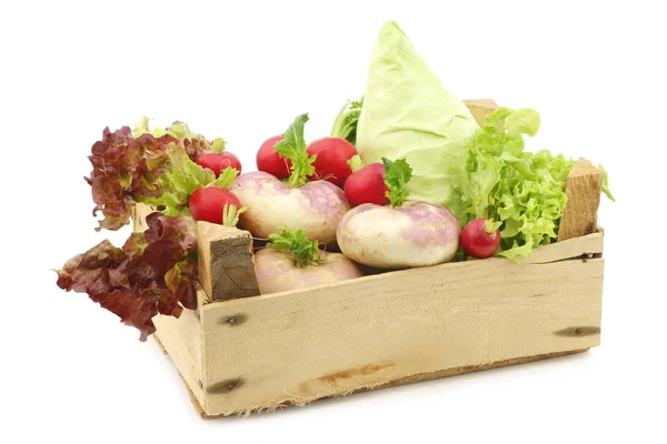 Mistura de repolho, alface e nabos em uma caixa de madeira — Fotografia de Stock