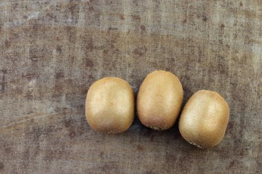 taze kivi meyve aşınmış metal arka plan üzerinde