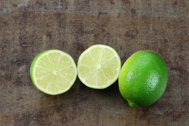 Yeşil kabak'ın (Cucurbita pepo) beyaz bir arka plan üzerinde tahta bir sandık içinde