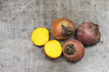 taze hasat sarı pancar ve aşınmış metal arka plan üzerinde iki yarısı