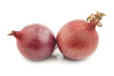 Beyaz bir arka plan üzerinde pembe soğan