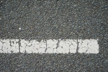 beyaz boya şerit üstten görünüm bir asfalt yolda 