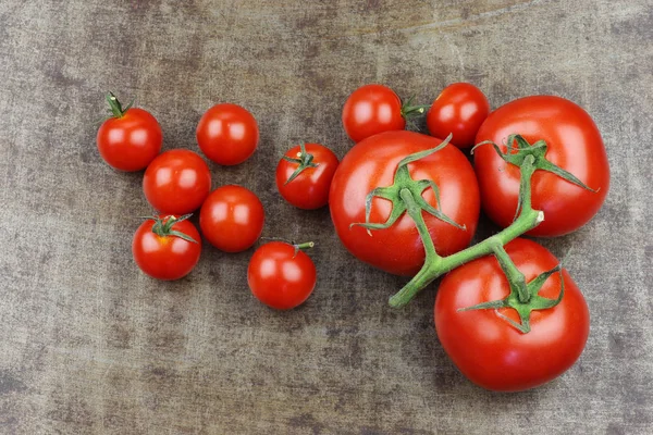 Frische Tomaten Und Kirschtomaten Der Weinrebe Auf Grundigem Metallhintergrund — Stockfoto