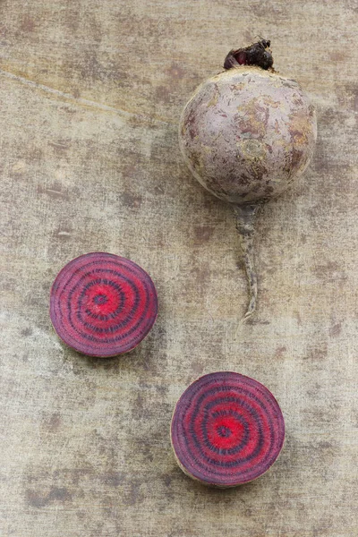 Raíz Remolacha Roja Recién Cosechada Algunas Rebanadas Cortadas Sobre Fondo — Foto de Stock