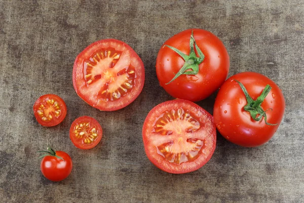 Whole Cut Tomatoes Cherry Tomatoes Grungy Metal Background — Stock Photo, Image