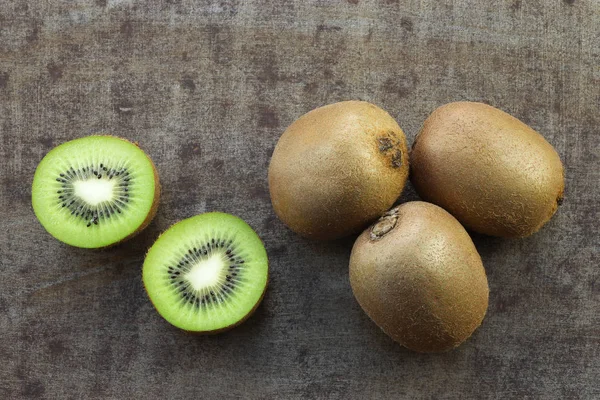 Kiwi Freschi Uno Tagliato Uno Sfondo Metallico Grugnoso — Foto Stock