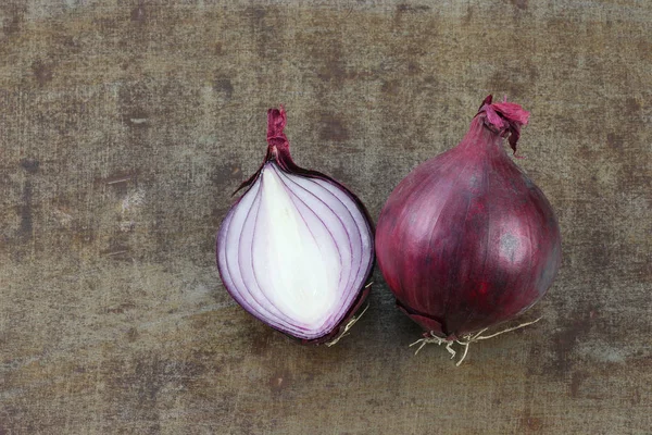 Cipolla Rossa Una Metà Taglio Uno Sfondo Metallico Grungy — Foto Stock