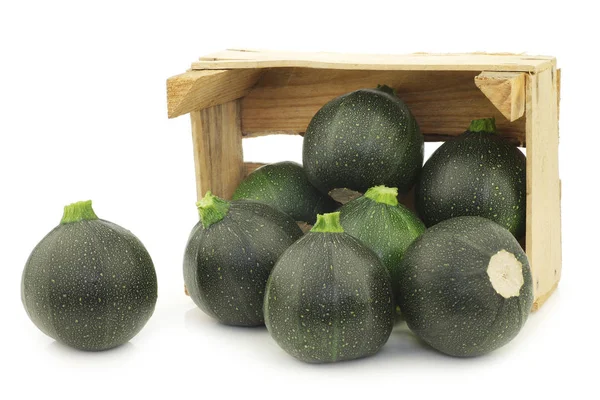 Groene Courgette Van Cucurbita Pepo Een Houten Kist Een Witte — Stockfoto